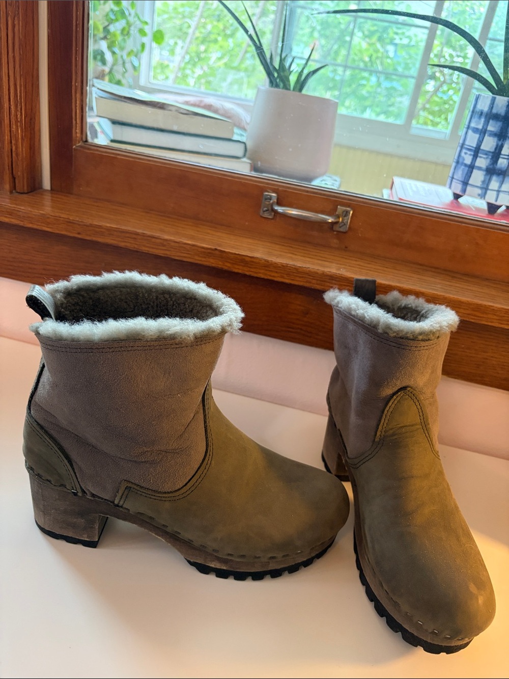 Faux-Fur Lined Winter Ankle Boots in Olive